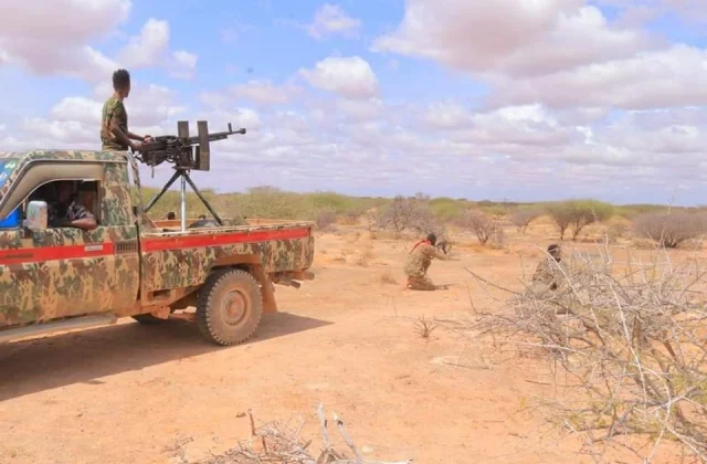 Ciidamada DF Soomaaliya iyo Al-Shabaab oo ku dagaalamay dule…