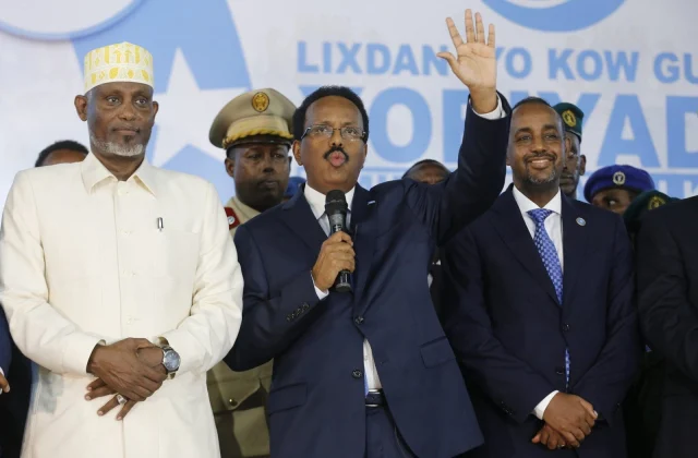 Daawo: Farmaajo: Dalkaan waxaa isku haysta laba afkaar oo ka…