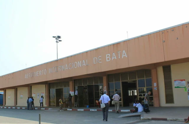 the six soldiers held at an airport released, Paris