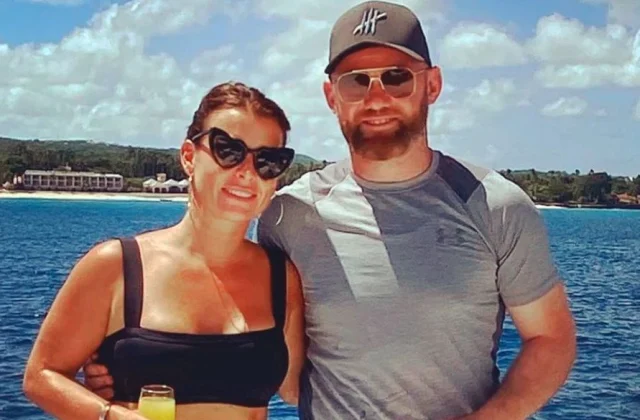 FADEEXAD: Sawiro Laga Qaaday Wayne Rooney Isagoo La Jiifa Dumar Qaawan