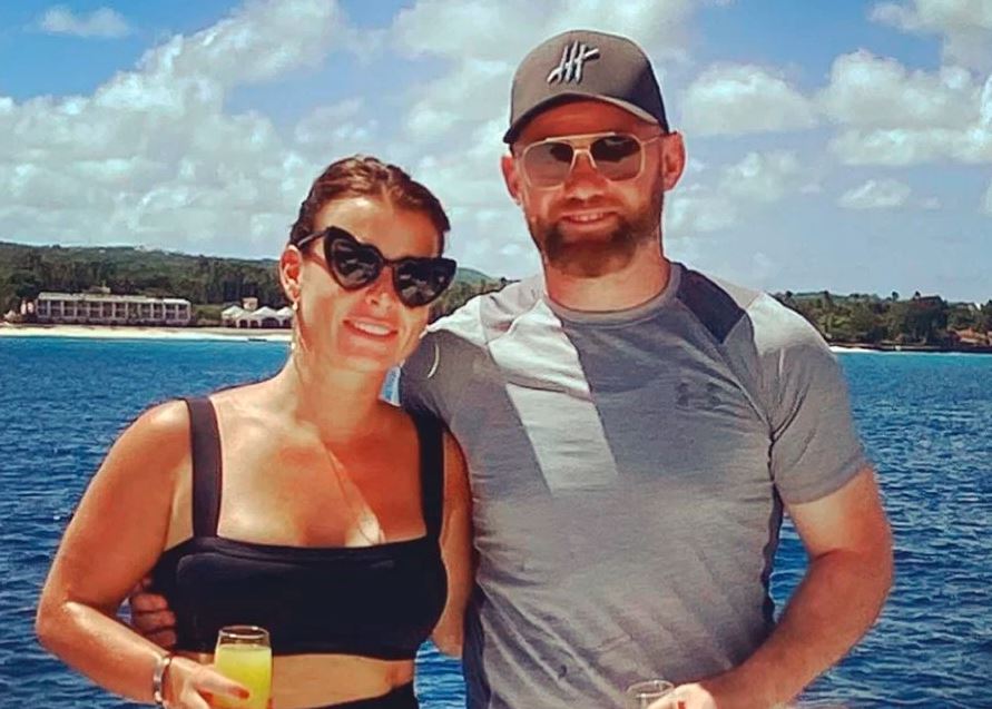 FADEEXAD: Sawiro Laga Qaaday Wayne Rooney Isagoo La Jiifa Dumar Qaawan
