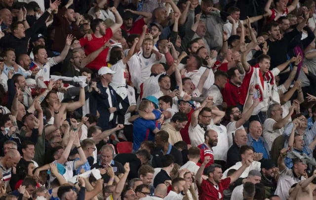 Fans give the players a warm broadcast for the final