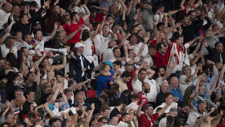 Fans give the players a warm broadcast for the final
