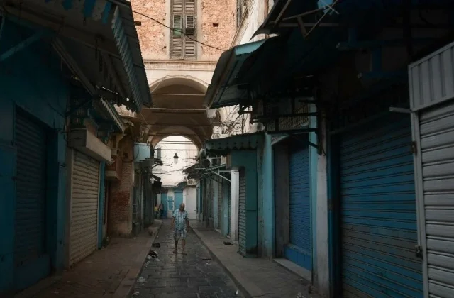 Greater Tunisia in partial containment,
