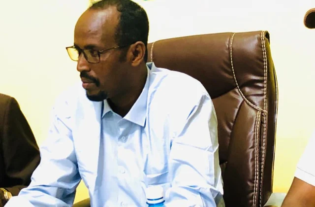 Guddoomiyaha degmada Garbahaarey oo marka uu la kulmo Rooble…