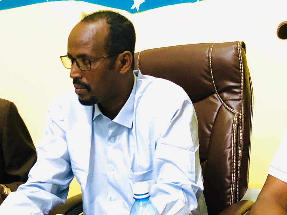 Guddoomiyaha degmada Garbahaarey oo marka uu la kulmo Rooble…