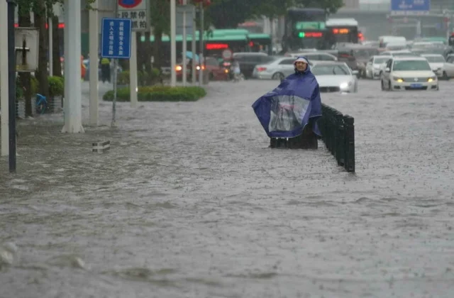 Heavy rainfall in China floods the city and subway,