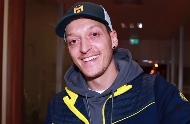 Ii Kaalay!! – Mesut Ozil Oo Taleefan Ku Wacay Xiddig Arsenal Ah Oo Uu
