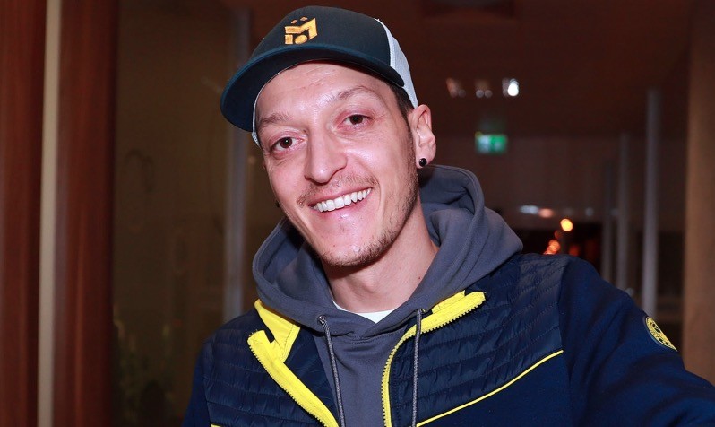 Ii Kaalay!! – Mesut Ozil Oo Taleefan Ku Wacay Xiddig Arsenal Ah Oo Uu