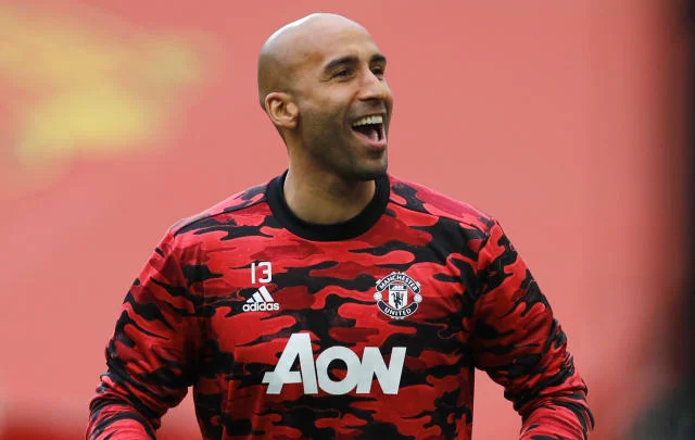Lee Grant signs new contract