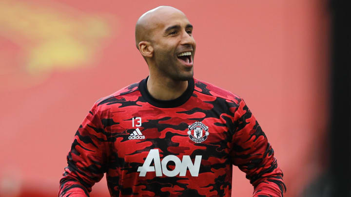 Lee Grant signs new contract
