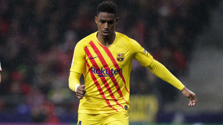 Leeds confirm the signing of Junior Firpo from Barcelona