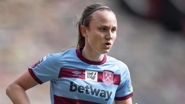 Man Utd sign Martha Thomas