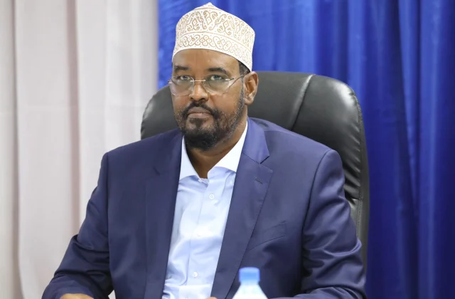 “Ragguu Axmed Madoobe doortay buu baarlamaanka doortay”