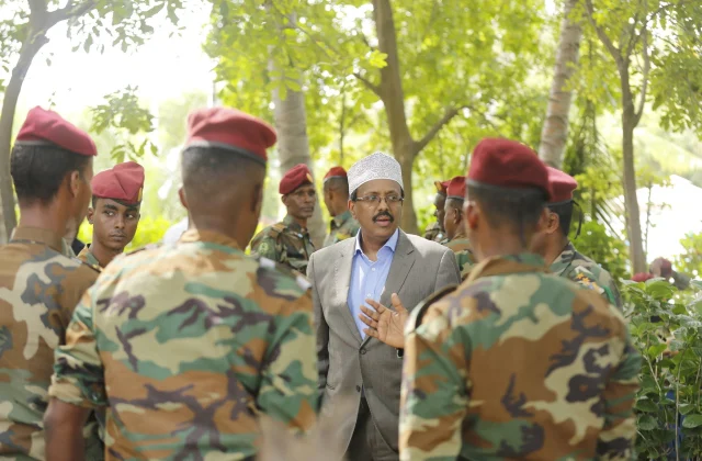 Hogaamiye Farmaajo oo la ciiday cutubyo ka tirsan ciidanka