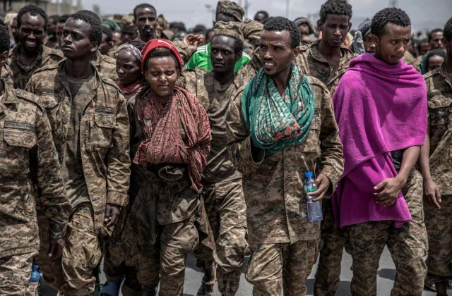 Tigrayga oo soo bandhigay 6,000 askari oo laga qabs…