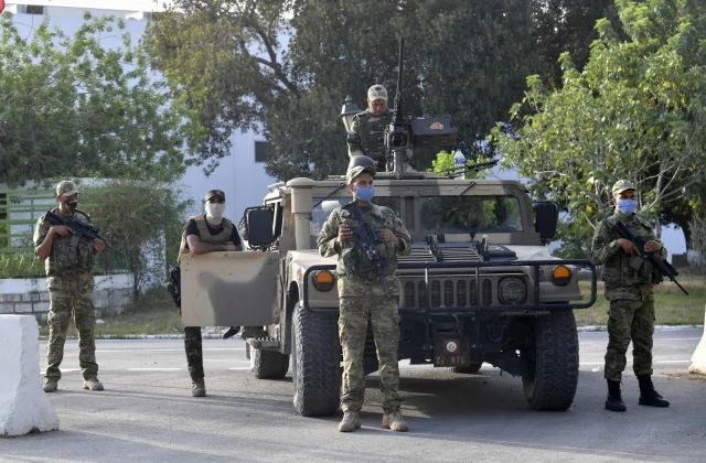 Tunisian troops surround the parliament, block speakers