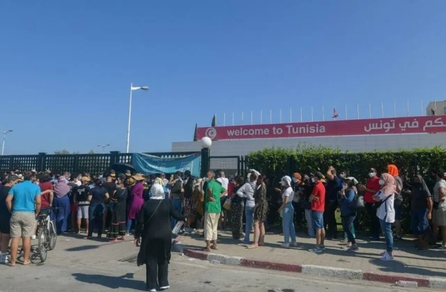 Tunisians flock to vaccines in the middle of
