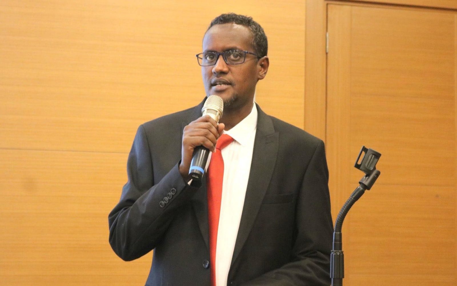 XOG: Sidee ku xumaaday xiriirka VILLA SOMALIA iyo guddoomiye…