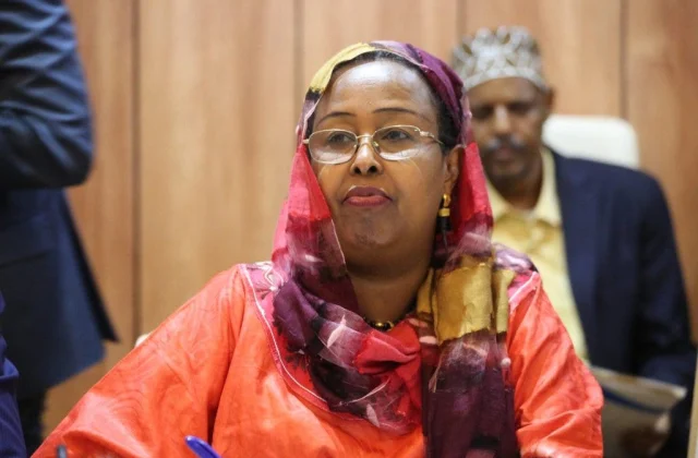 Xog: Wasiir Khadiija oo gaari iyo lacag u dhiibtay Barkhad -…