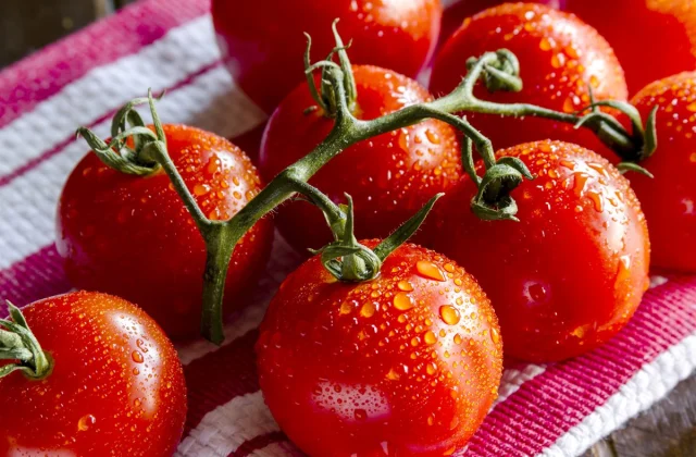 An vital impact of consuming tomatoes and olive oil has in your coronary heart,
