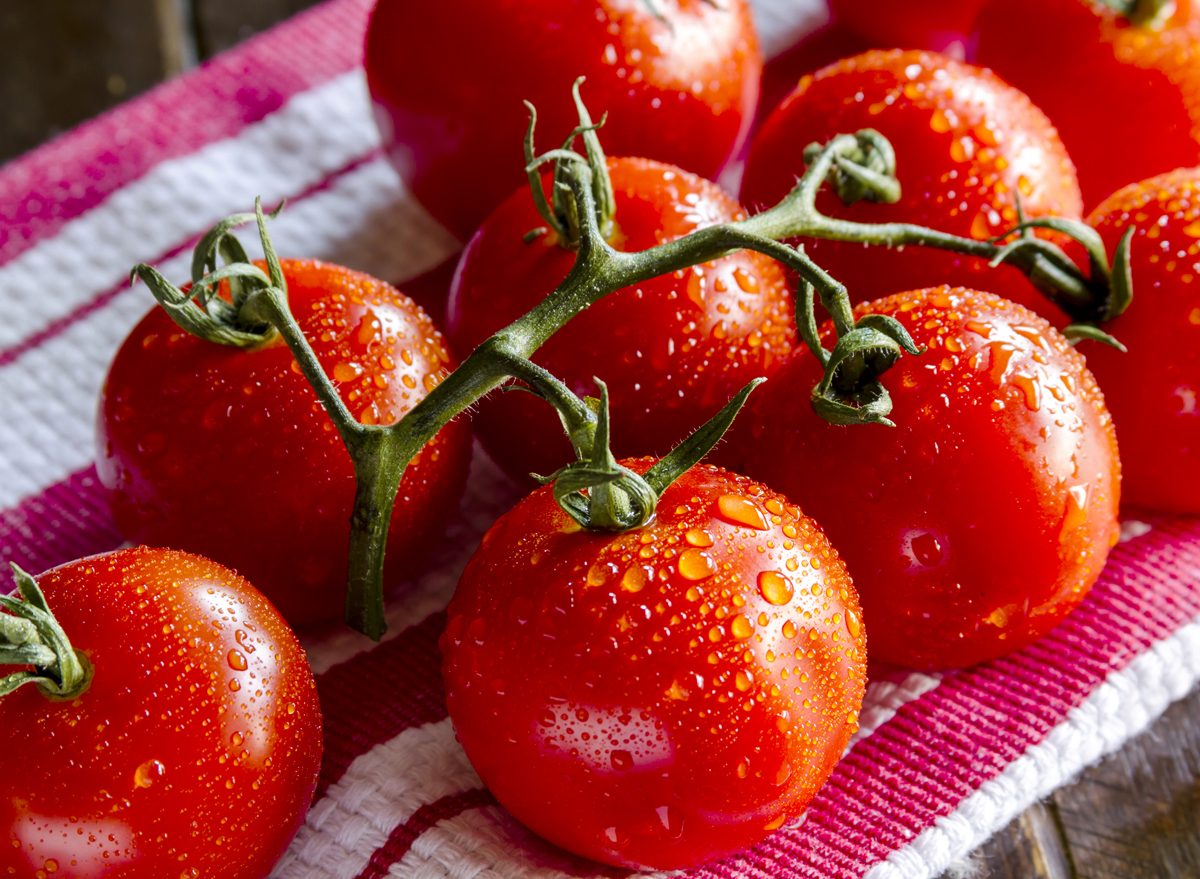 An vital impact of consuming tomatoes and olive oil has in your coronary heart,