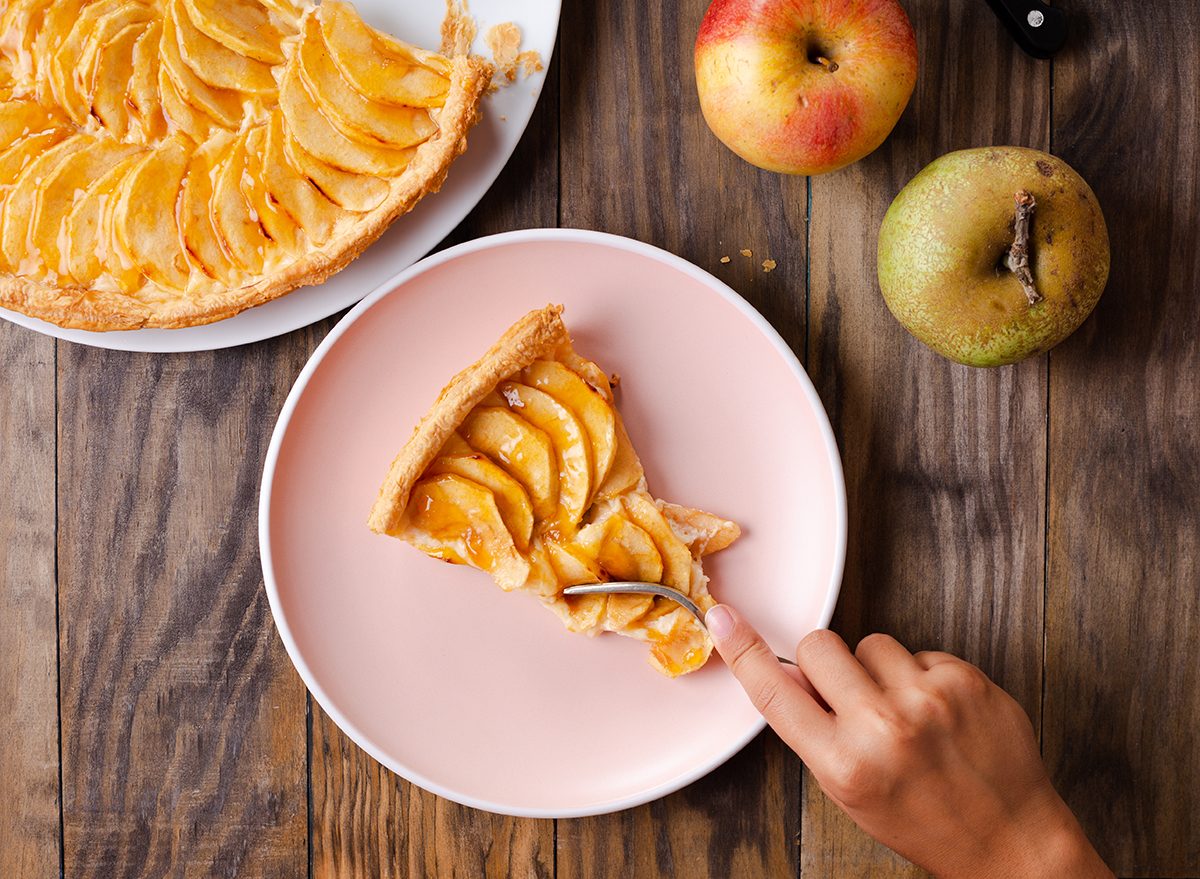 eat apple dessert