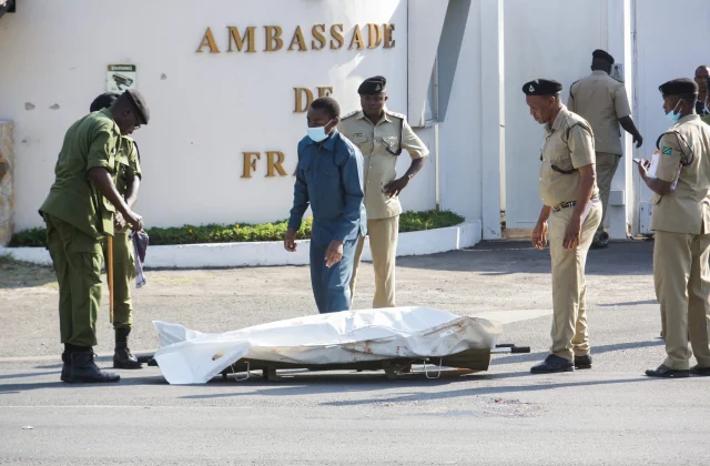 DEG DEG: Nin Soomaali ah oo weeraray safaaradda
