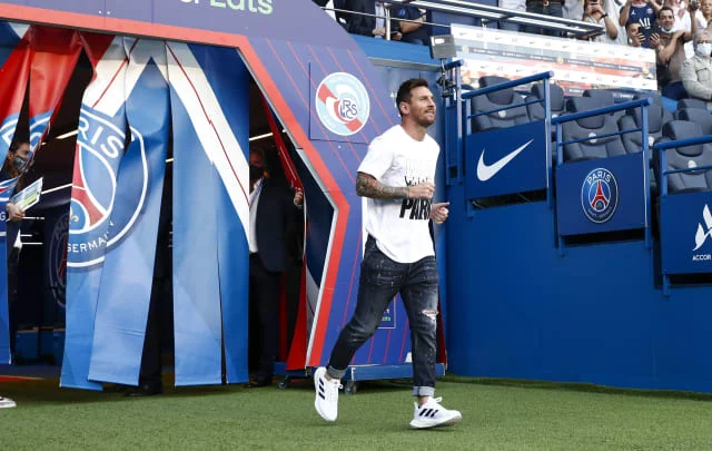 Lionel Messi talks to David Beckham about the Inter Miami move