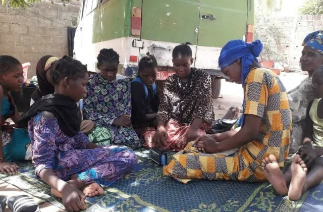 Mali: school on the radio for children outside the school of