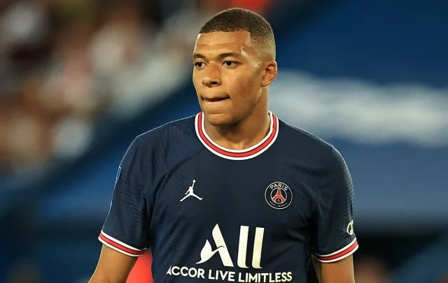 Mbappe decides to stay during the 2021/22 season