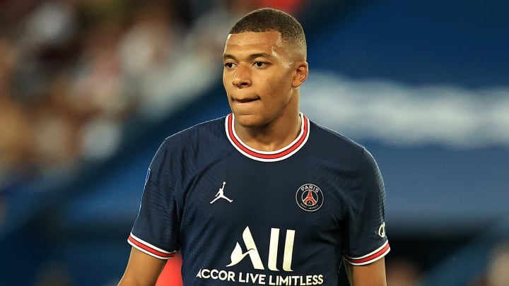 Mbappe decides to stay during the 2021/22 season