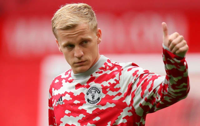 Van de Beek ignores exit offers