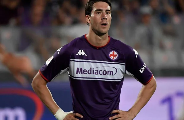 Vlahovic invited to re-sign before Fiorentina agree to transfer next year – Commisso
