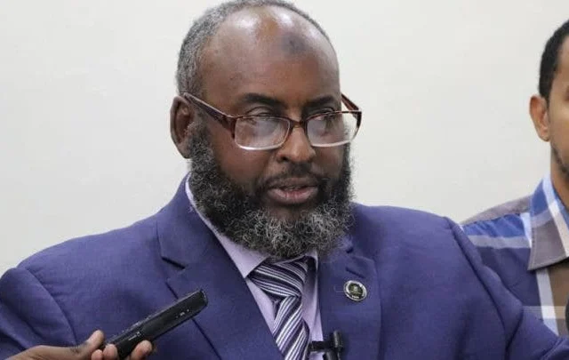 Wasiirka waxbarashada Puntland oo ka horyimid