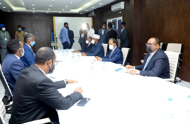 Xog: Muxuu salka ku hayaa khilaafka Axmed Madoobe