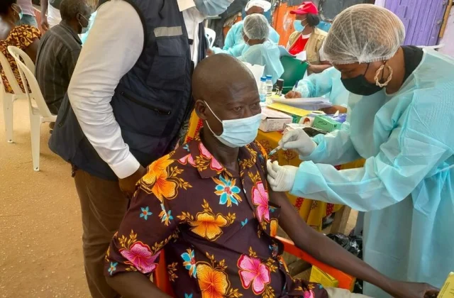 vaccinations in Abidjan, contact case search in Guinea