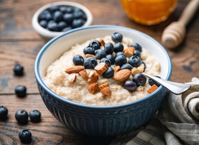 oatmeal with almonds and blueberries