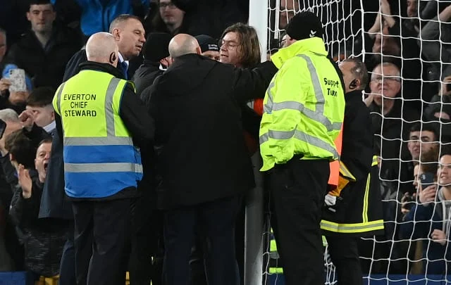 Everton vs Newcastle delayed by fan protests