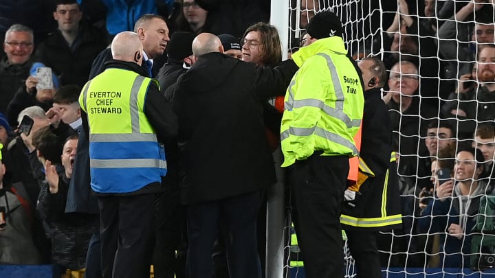 Everton vs Newcastle delayed by fan protests
