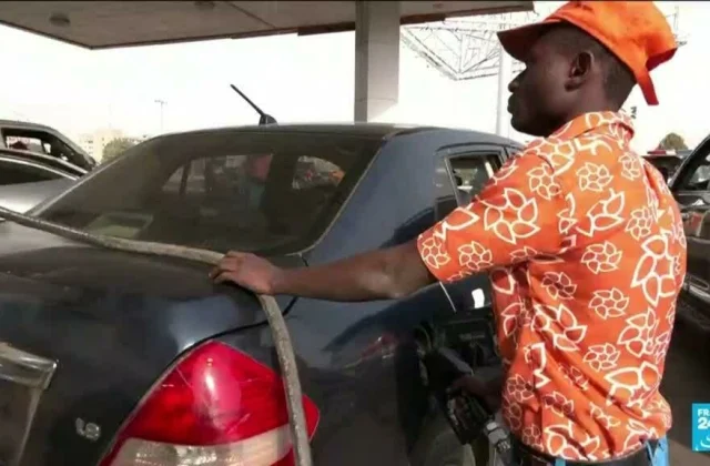 Nigeria: President apologizes for oil and power shortages