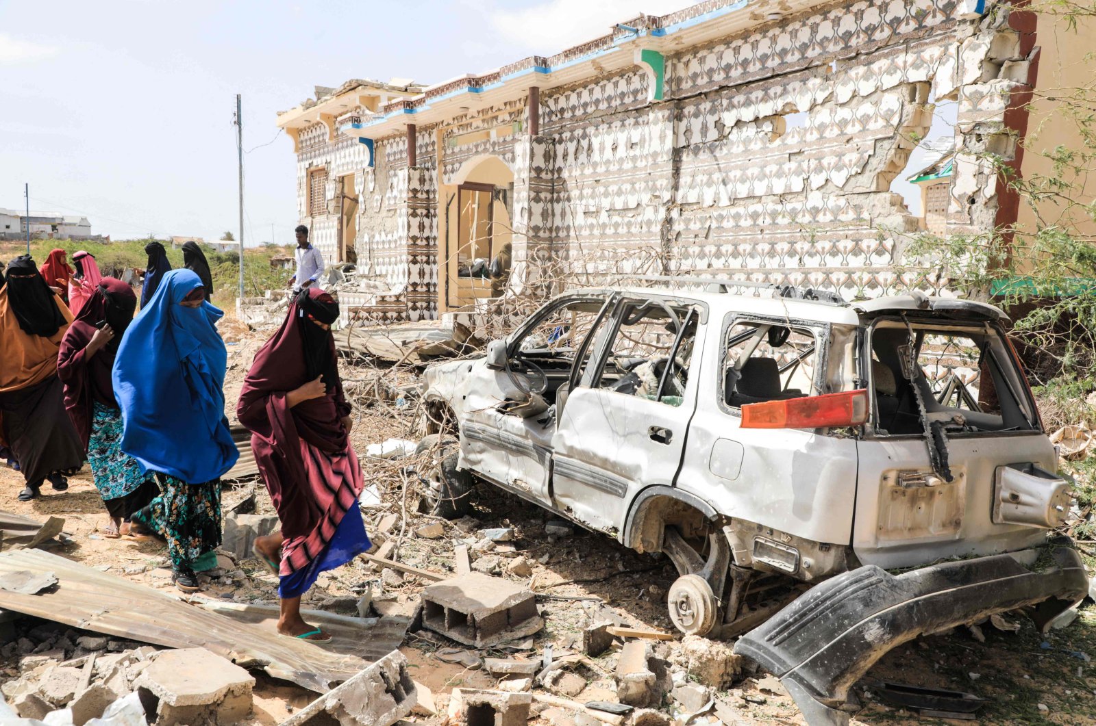 Suicide bomb kills 16, injures 20 in Somalia