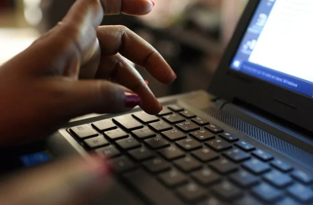 HRW condemns the crackdown on bloggers and