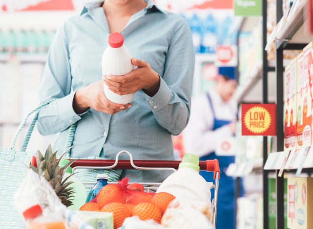 a guide to understanding food labels for effective weight loss 21 woman reading food label