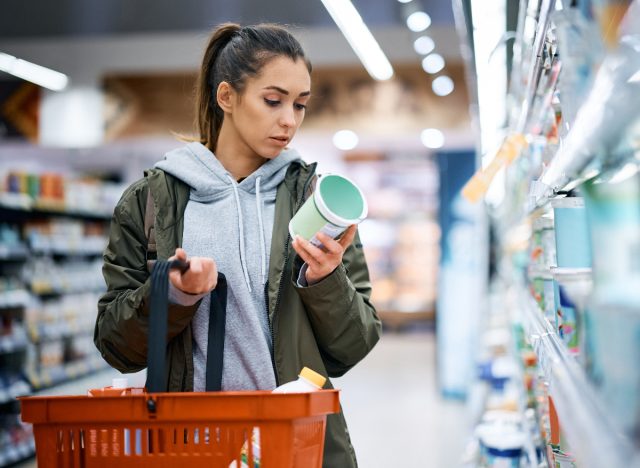 a guide to understanding food labels for effective weight loss 25 woman reading a food label while grocery shopping