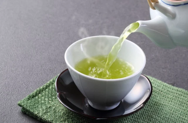 10 Evidence-Backed Advantages of Drinking Green Tea