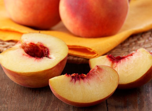 sliced ​​peaches