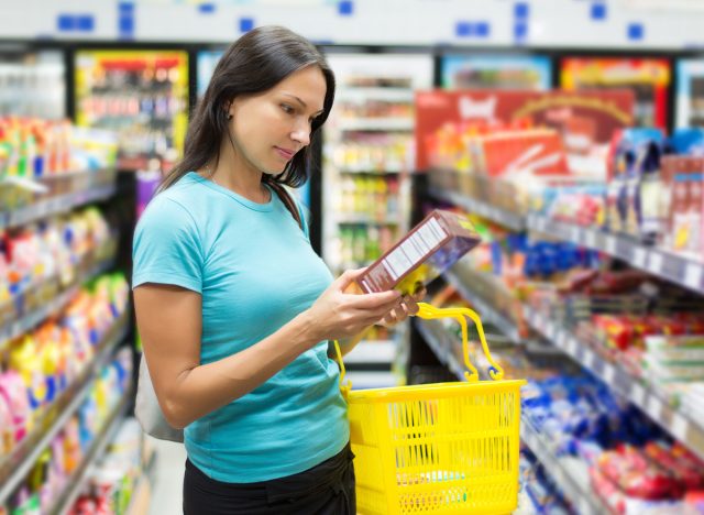 a guide to understanding food labels for effective weight loss 19 woman reading food label