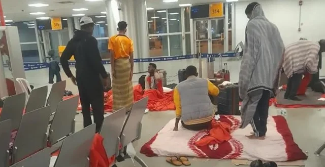 Dhalinyaro Soomaali ah oo ku xayiran garoonka diyaaradaha magaalaga São Paulo ee dalka Brazil