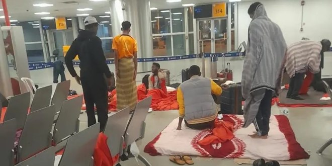 Dhalinyaro Soomaali ah oo ku xayiran garoonka diyaaradaha magaalaga São Paulo ee dalka Brazil